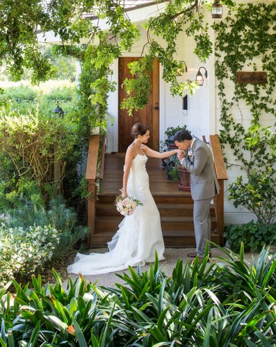 First Look: Romantic Kiss